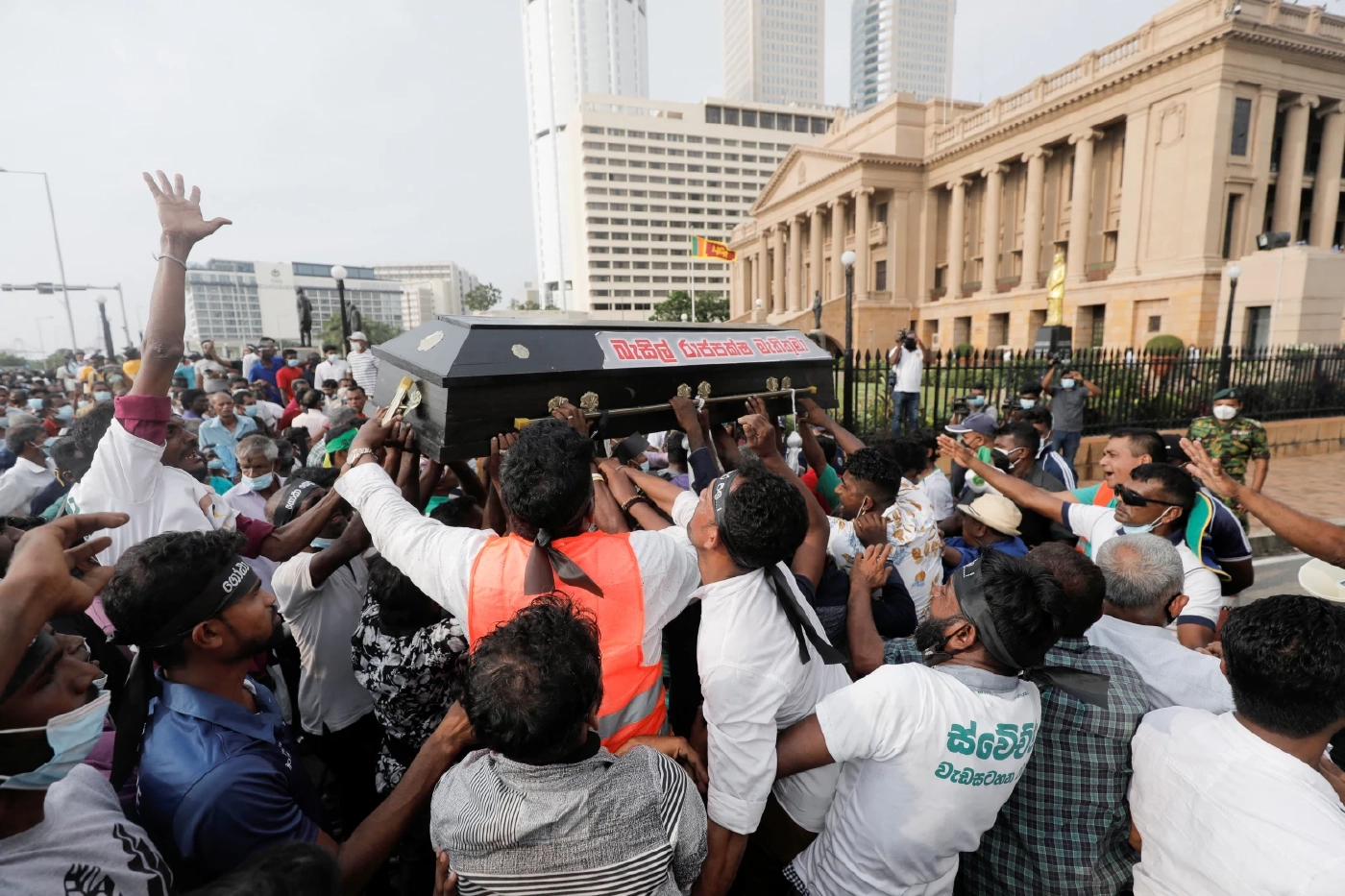 รมว.ศรีลังกาลาออกทั้งคณะ เซ่นวิกฤตเศรษฐกิจ