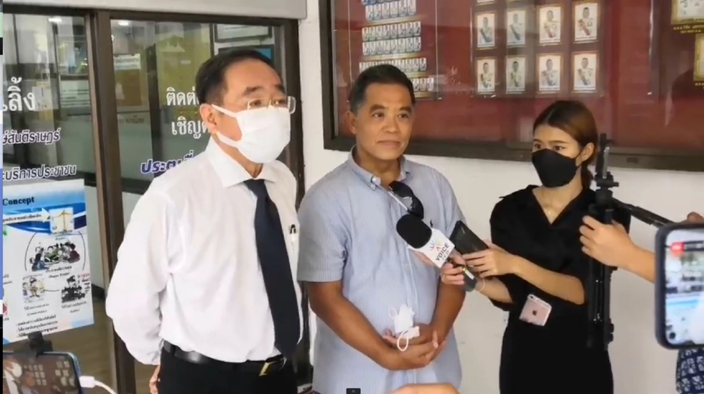 “ฮาร์ท สุทธิพงศ์” ฝืนยิ้มขึ้นโรงพักนางเลิ้ง  รายงานตัว ม.112