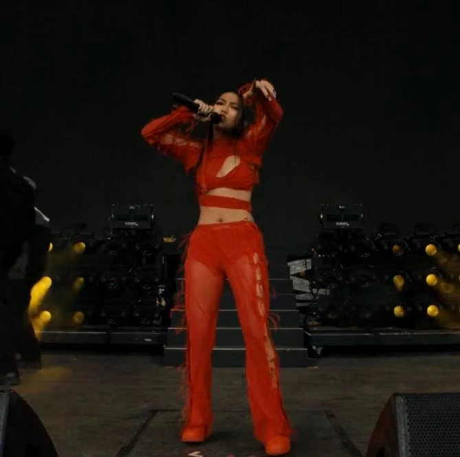 สุดปัง! "มิลลิ" โชว์กิน "ข้าวเหนียวมะม่วง" ร้องเพลงบนเวที Coachella