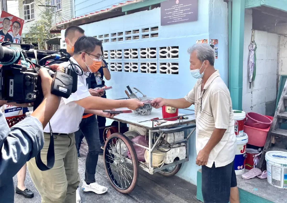 “วิโรจน์” ลงพื้นที่เขตดุสิต ไม่สนโพลอัศวินแซงหน้า