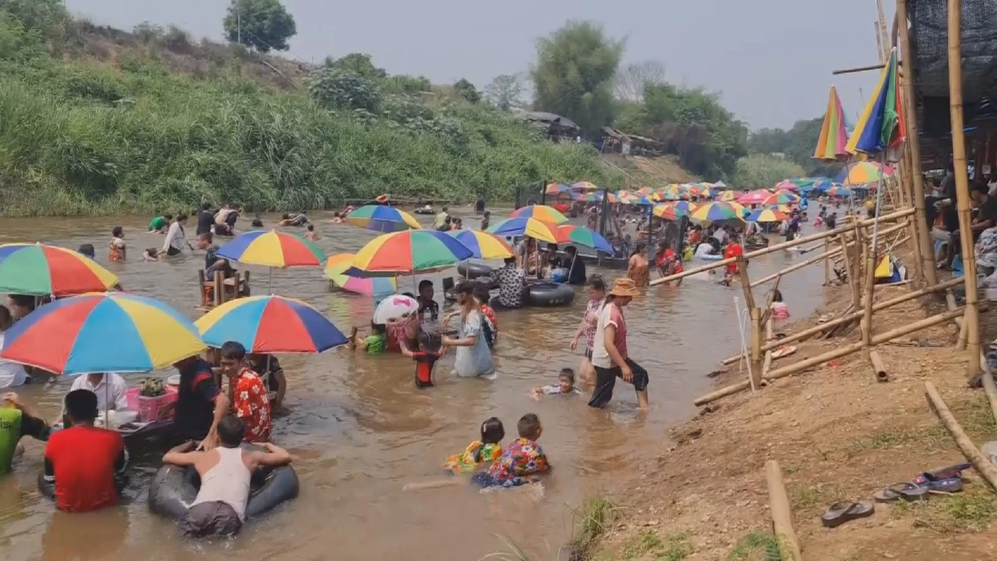 ชาวเชียงใหม่คลายร้อนลงเล่นน้ำในแม่ปิง