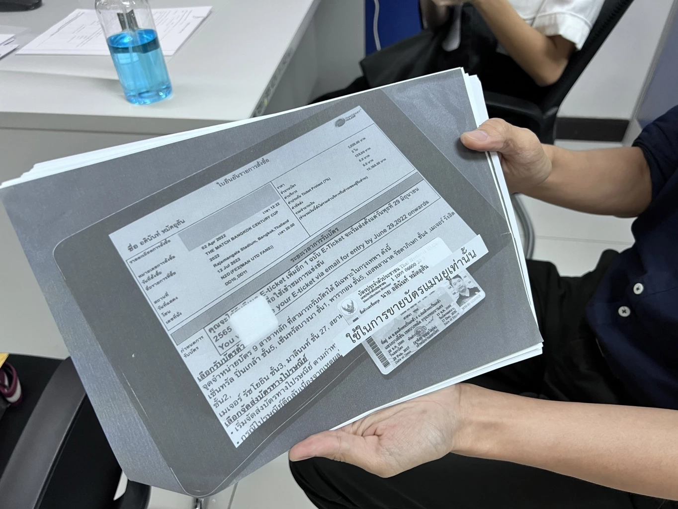 แฟนหงส์ - ผีแดง จับมือแจ้งความ บก.ปคบ.ถูกคนร้ายหลอกขายบัตรแดงเดือด