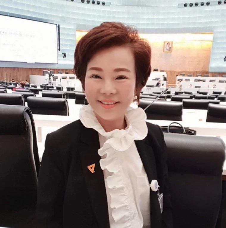 มหัศจักร ถาม อมรรัตน์ ใครแอบอยู่ใต้กระโปรงเด็ก ปลุกปั่น ให้ทำผิด ม.112