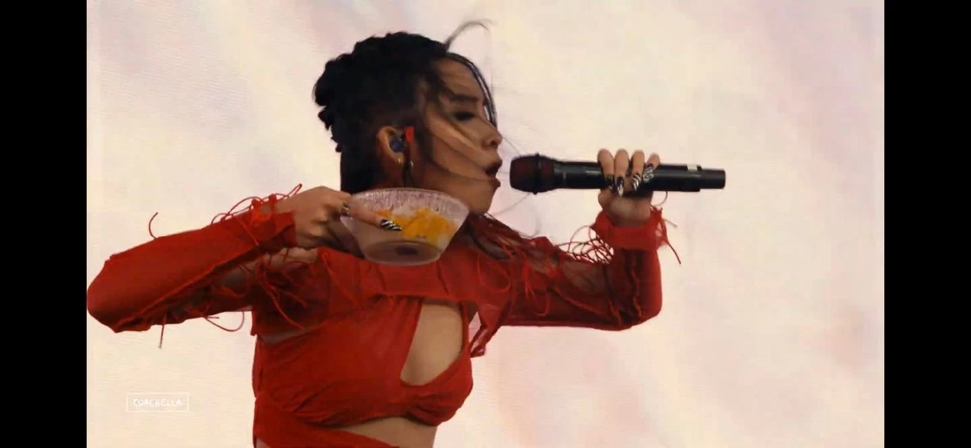 สุดปัง! "มิลลิ" โชว์กิน "ข้าวเหนียวมะม่วง" ร้องเพลงบนเวที Coachella