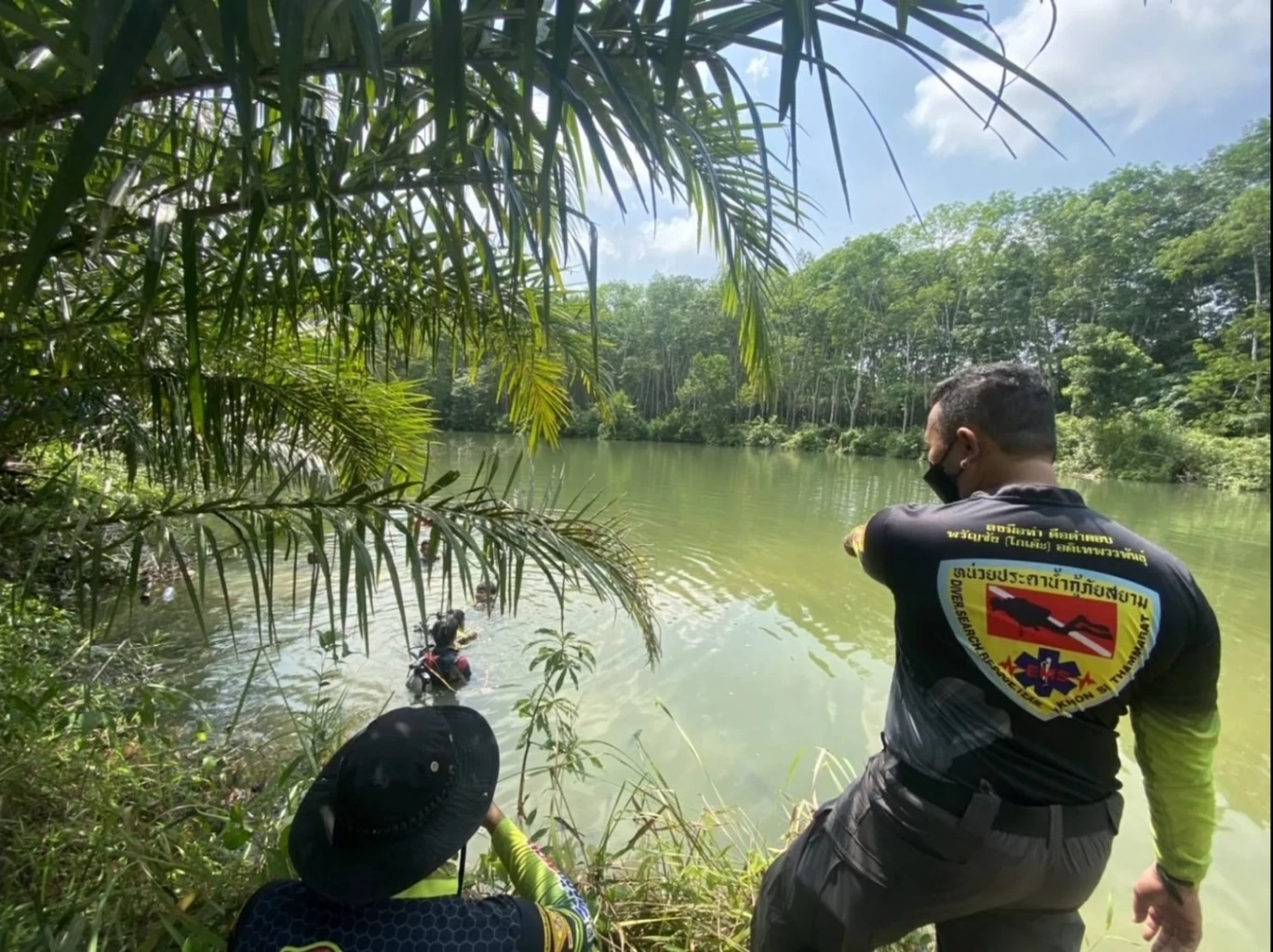 หนุ่มขับกระบะแหกโค้งตกสระน้ำเสียชีวิต