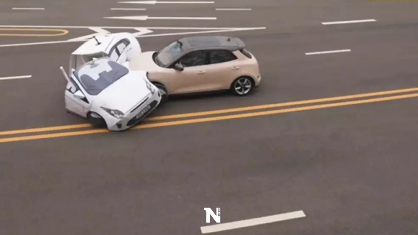 รถยนต์ไฟฟ้าค่ายดัง ไม่ผ่านการทดสอบระบบเบรกอัตโนมัติ พุ่งชนรถและเด็กจำลอง