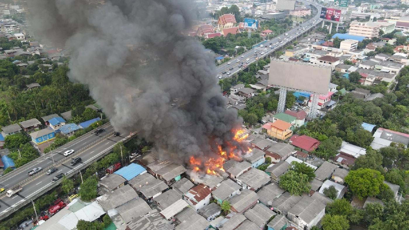 ด่วน ! ไฟไหม้ชุมชนหลังวัดสารอด ย่านสุขสวัสดิ์ เร่งควบคุมเพลิง