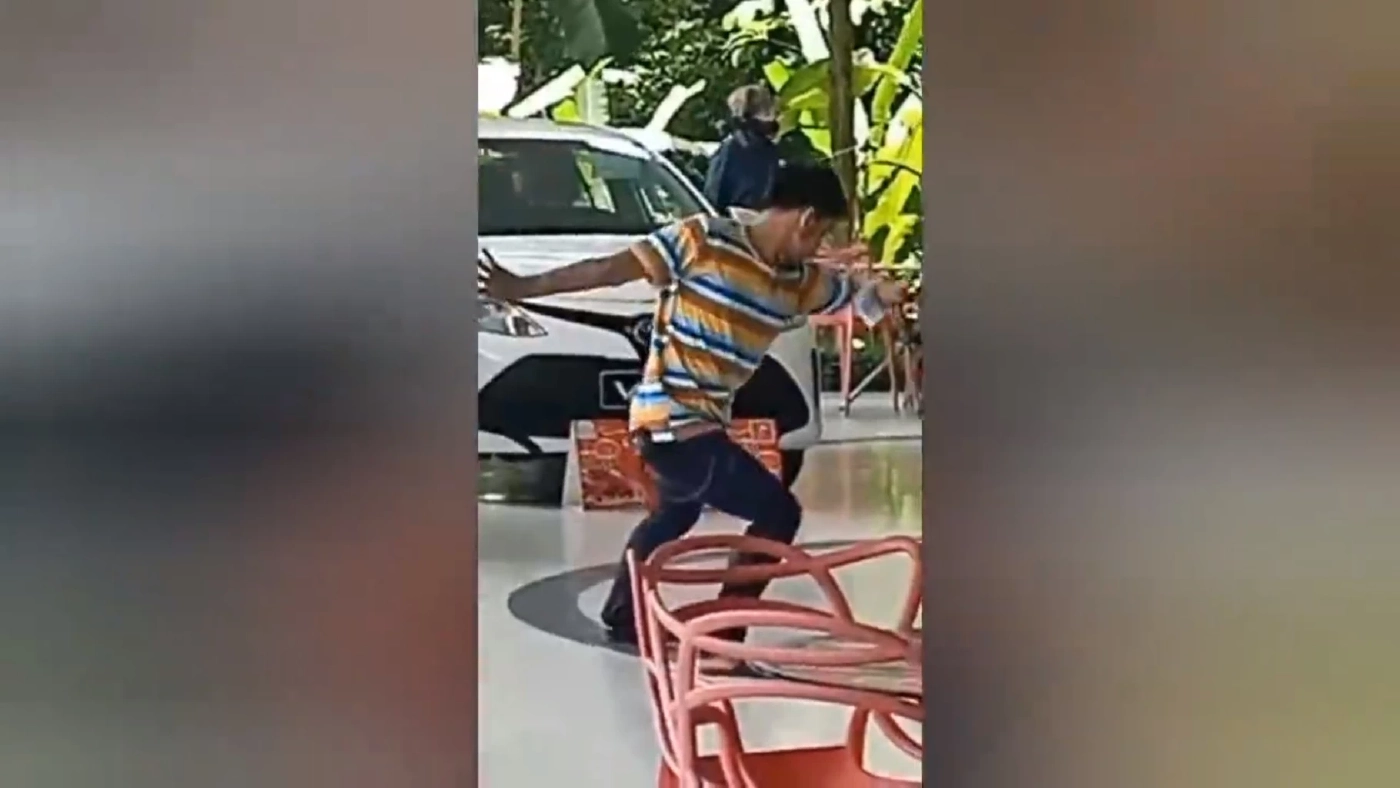 แตกตื่น! สองหนุ่มคลั่งยา ร่ายรำกลางโชว์รูมรถ