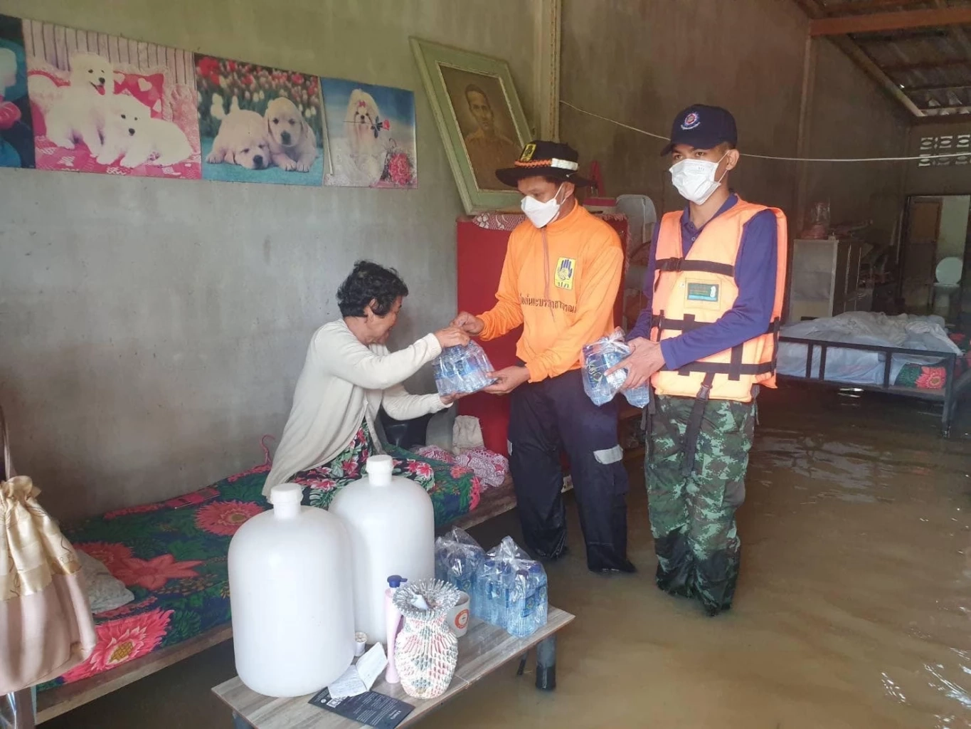 อธิรัฐ สั่งตั้ง 5 ศูนย์ช่วยผู้ประสบภัยน้ำท่วมภาคใต้ ระดมเรือ แจกถุงยังชีพ