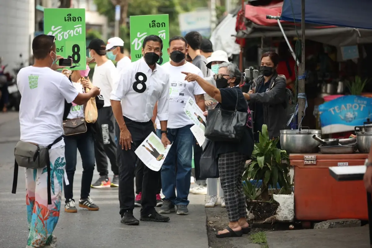 “ชัชชาติ” เสนอแก้ปัญหาปากท้อง เตรียมทำป้ายไซต์ A3 หาเสียง