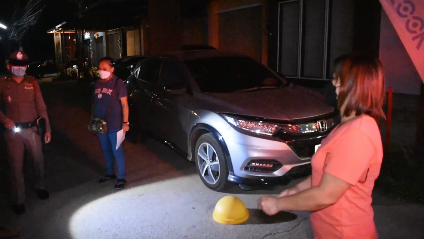 ผงะ! “กระสุนปริศนา” ยิงใส่รถเก๋งหน้าร้านอาหาร