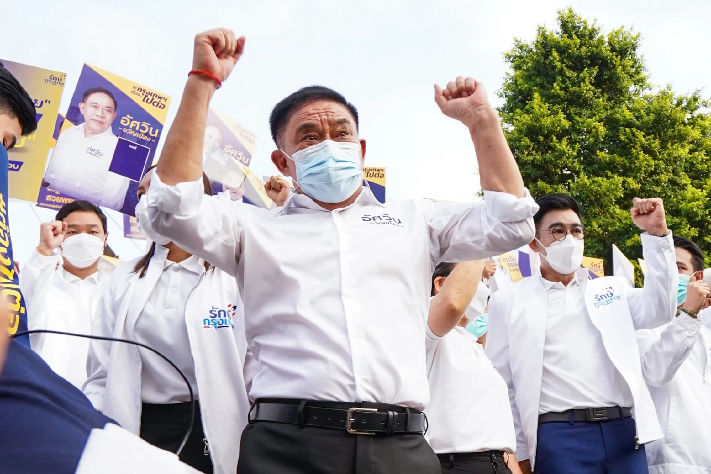 จวกยับ ป้ายหาเสียงส.ก.ทีมอัศวิน  ขวางทางเท้าทำคนใช้วีลแชร์ต้องเข็นลงถนน