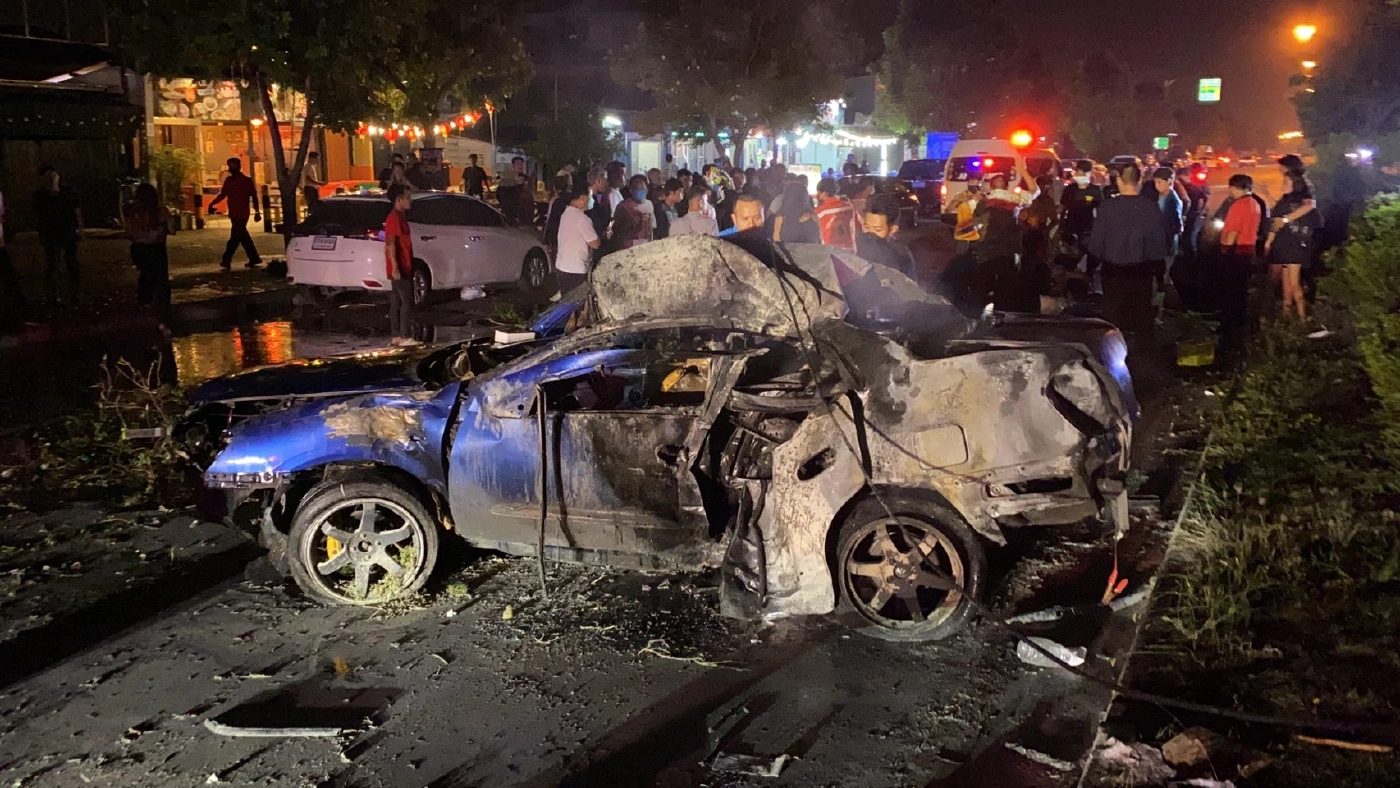 หนุ่มซิ่งรถเก๋งเสียหลักชนเละ ไฟลุกท่วมบาดเจ็บหนัก