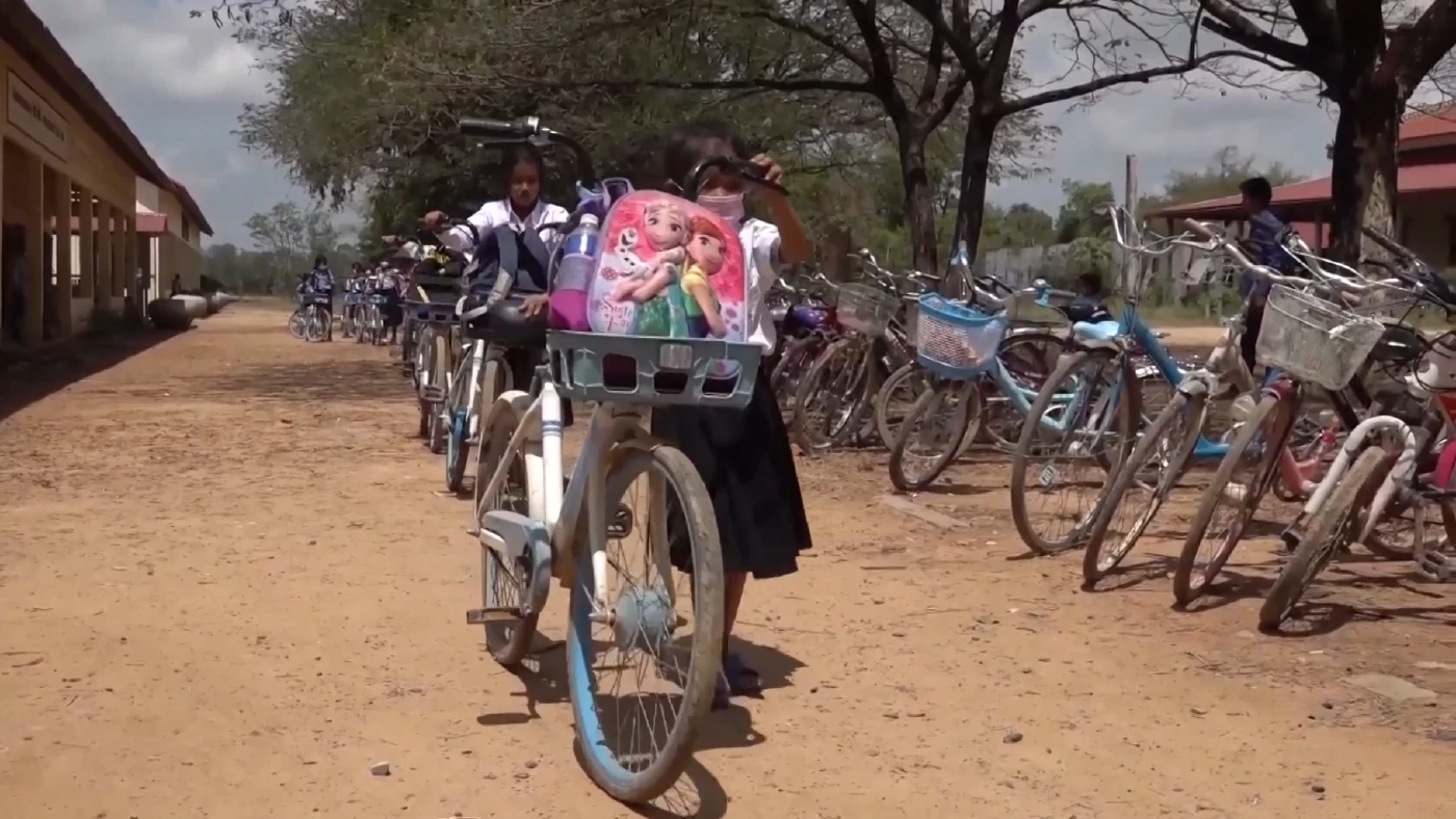 จีนมอบจักรยานเช่าให้นักเรียนในพื้นที่ห่างไกลในกัมพูชา (คลิป)