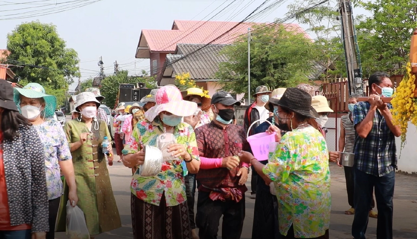 ชาวบ้านทุ่มแห่พระพุทธองค์กาส พระคู่บ้านคู่เมืองสรงน้ำวันสงกรานต์