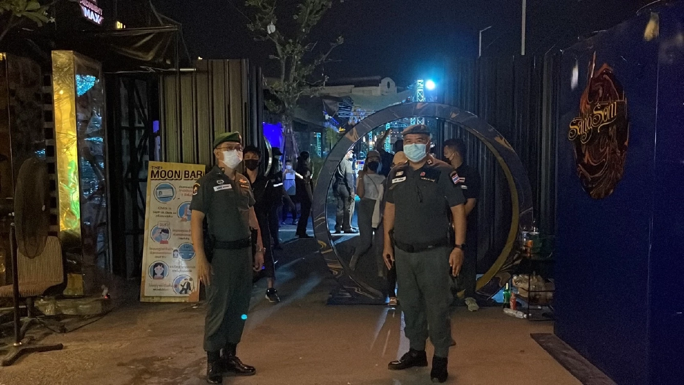 เด้ง 4 เสือโรงพักบางใหญ่ เซ่นปล่อยร้าน "มูนบาร์" จัดปาร์ตี้สงกรานต์เสี่ยงโควิด