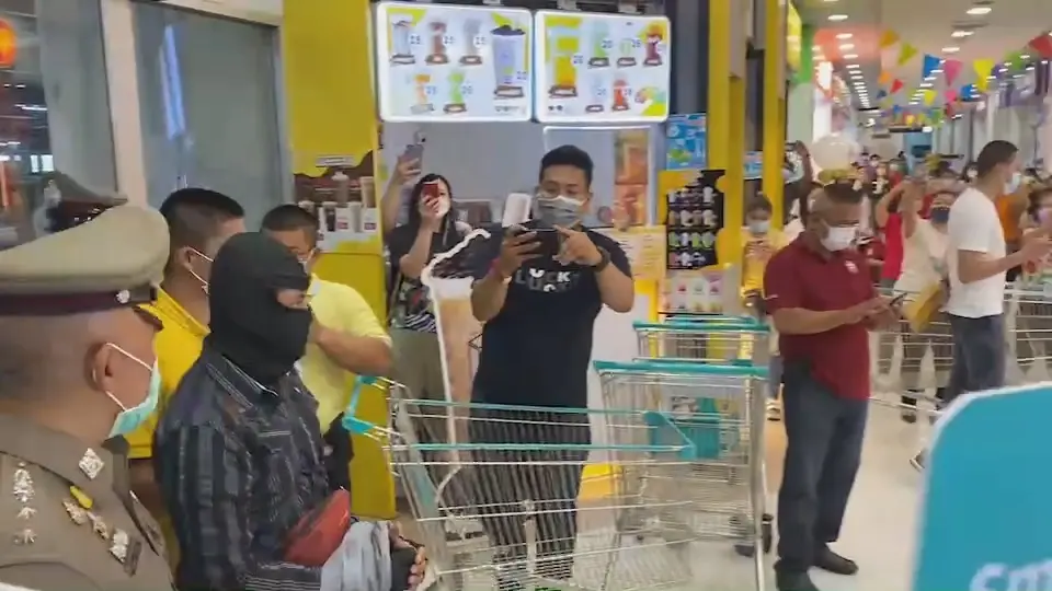 ตำรวจคุมตัวคนร้ายชี้จุดชิงทองสารภาพตกงานไม่มีเงิน
