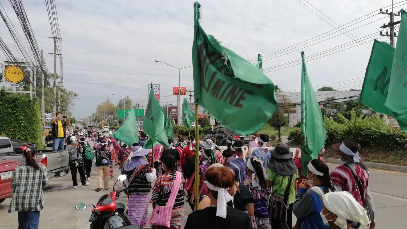 ชาวบ้านเดินเท้ายื่นฟ้องศาลปกครองเชียงใหม่ระงับเหมืองอมก๋อย