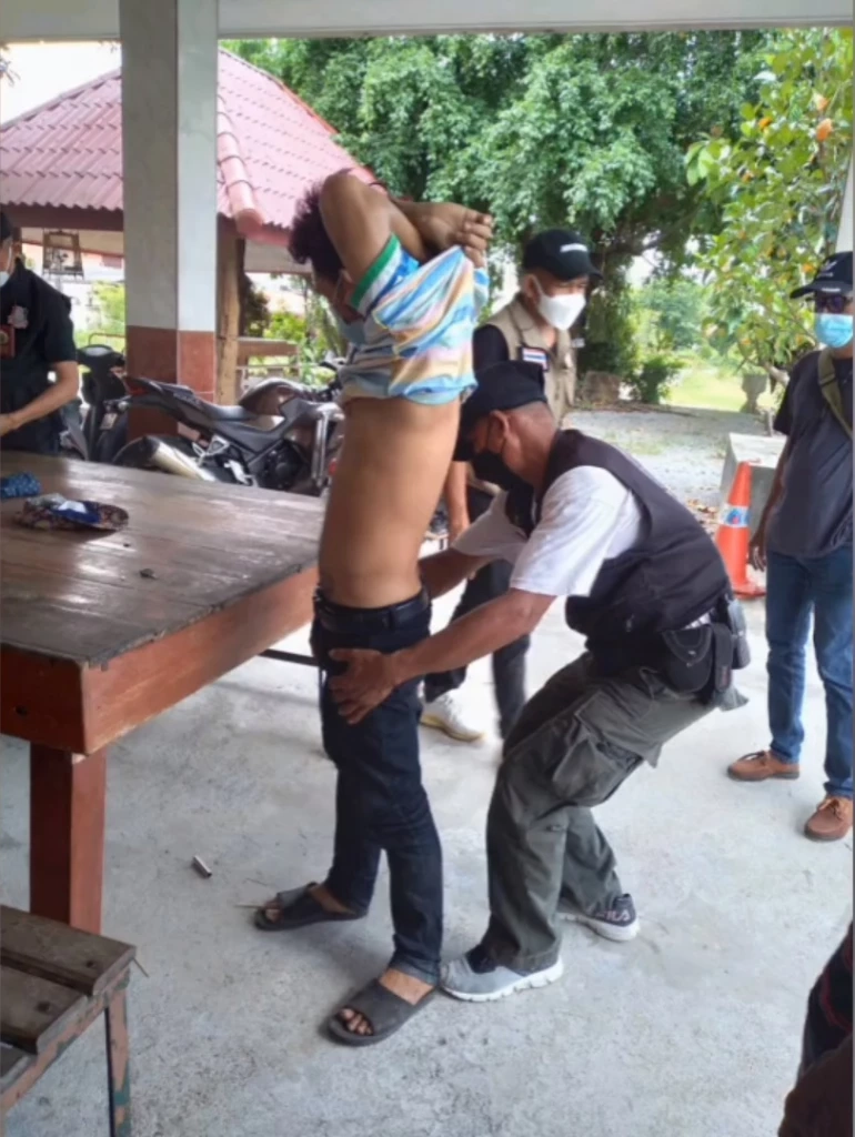 แตกตื่น! สองหนุ่มคลั่งยา ร่ายรำกลางโชว์รูมรถ