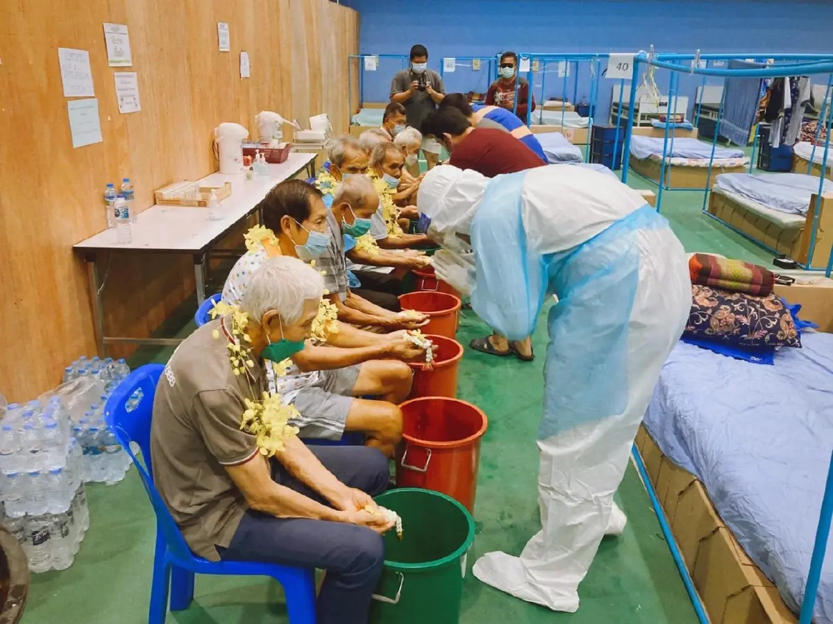 รดน้ำดำหัวผู้สูงอายุที่ติดโควิดใน รพ.สนาม