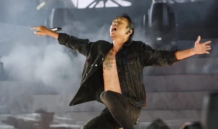 ตูน บอดี้สแลม รับปริญญากิตติมศักดิ์ สาขาวิชาดนตรีสากล ม.รามคำแหง