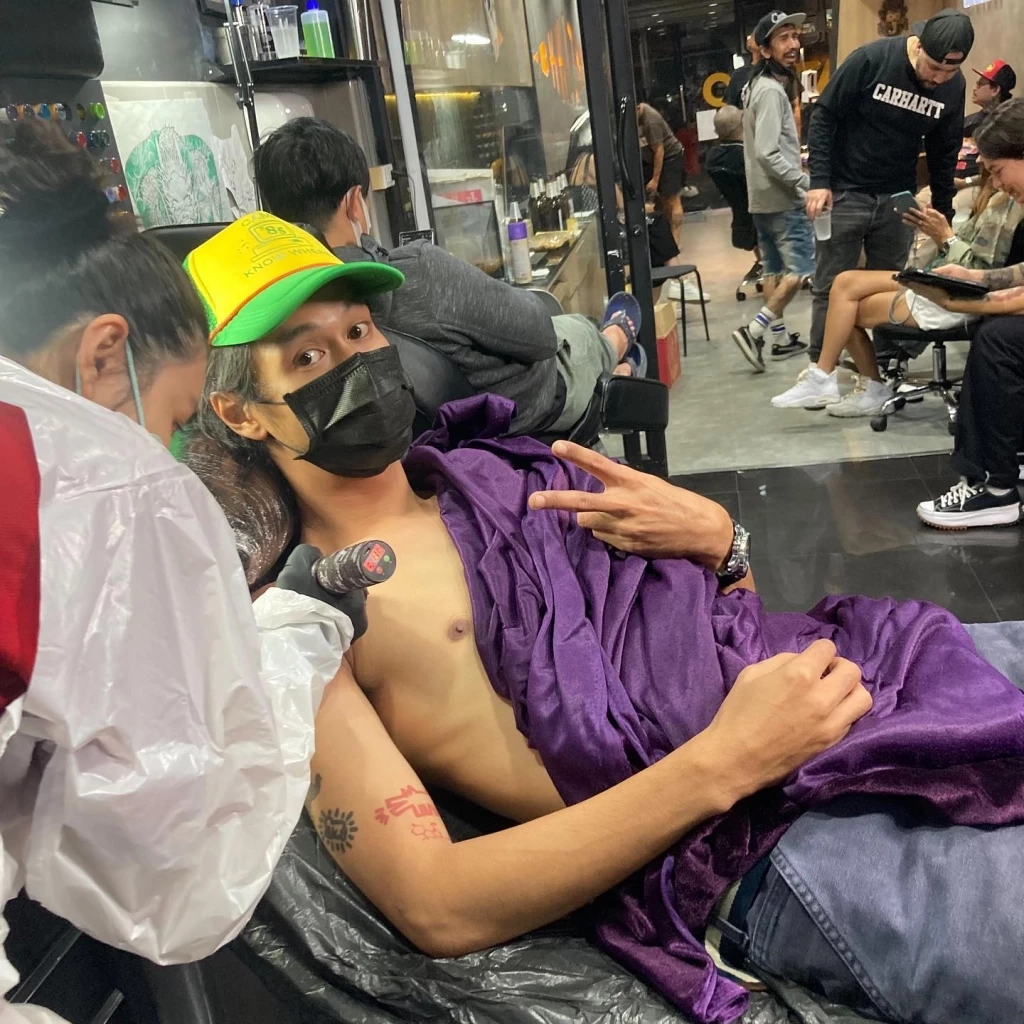 &quot;เบิร์ด&quot; โชว์รอยสักใหม่ฝีมือ &quot;กระติ๊บ&quot; สื่อความหมายถึงแตงโม