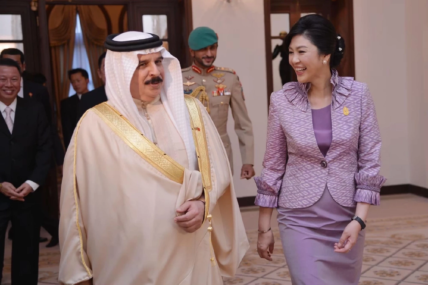 “ยิ่งลักษณ์” โชว์ภาพสวมผ้าไทยพบผู้นำ ขอบคุณ “พี่โทนี่” พูดชัด “Soft Power”