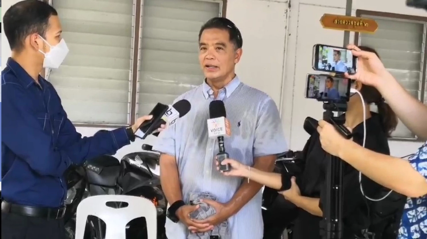 “ฮาร์ท สุทธิพงศ์” ฝืนยิ้มขึ้นโรงพักนางเลิ้ง  รายงานตัว ม.112