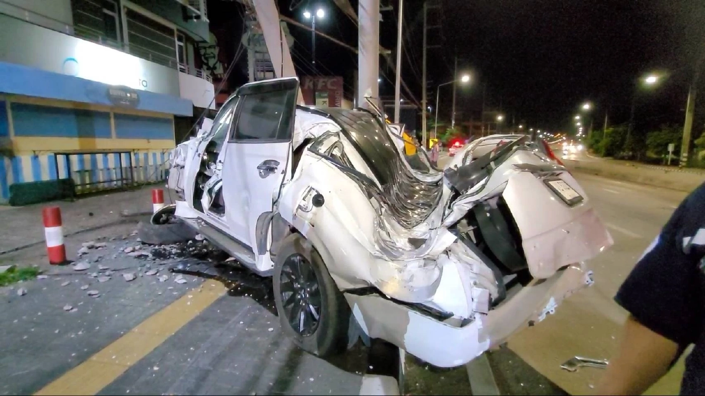 รอดตายปาฏิหาริย์  ! “หนุ่มใหญ่” ซิ่งปาเจโร่แหกโค้งชนเสาไมล์ค้าง 120 รถพังยับ