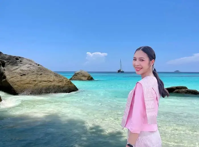 ถูกใจชาวโซเชียล ครูสาวตัดต่อใส่เครื่องแบบเที่ยวทะเลแทนชุดว่ายน้ำ