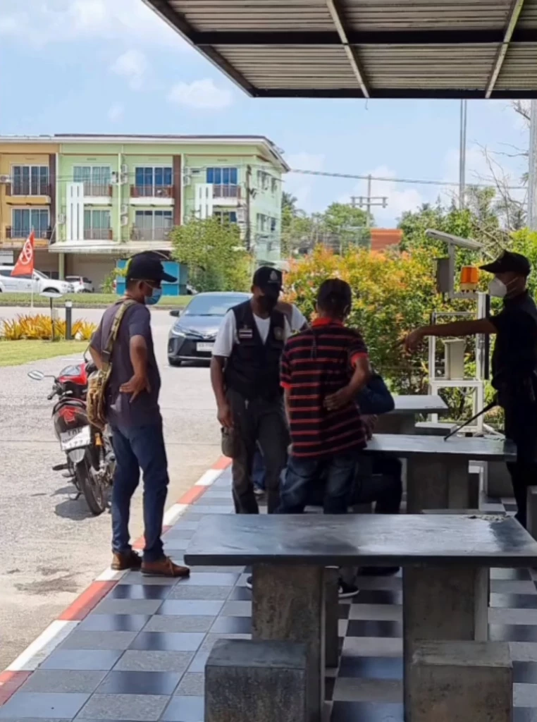 แตกตื่น! สองหนุ่มคลั่งยา ร่ายรำกลางโชว์รูมรถ