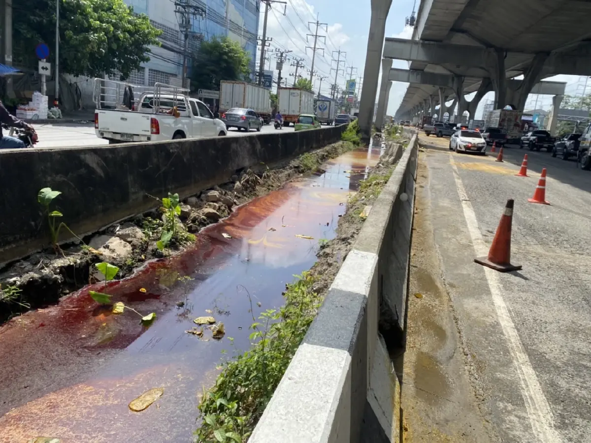 รถติดหนักมากหลังรถบรรทุกชนรถเทรลเลอร์บนถนนเทพรัตนขาออก