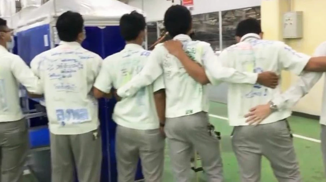 พนักงานบริษัทพานาโซนิคถ่ายภาพกอดคอลาก่อนแยกย้าย