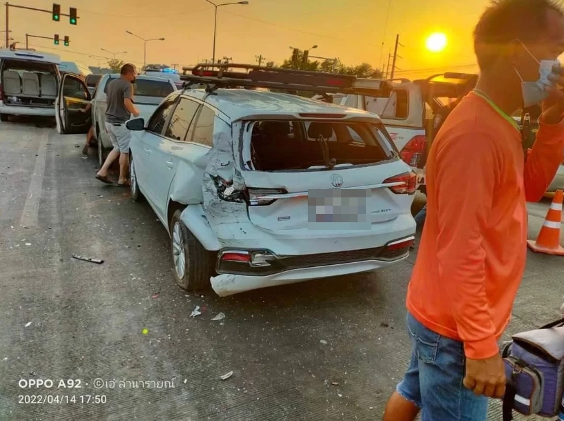 ด่วน เกิดเหตุรถชนสนั่นกลางแยกลพบุรี เบื้องต้นบาดเจ็บ 21 ราย