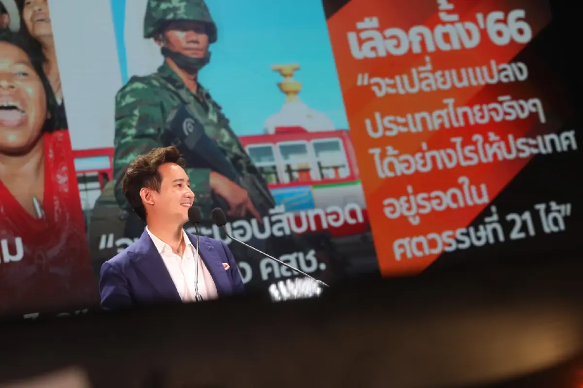 “พิธา” โชว์ภาพทักษิณ-คนเสื้อแดง หวังดึงคะแนนกองเชียร์