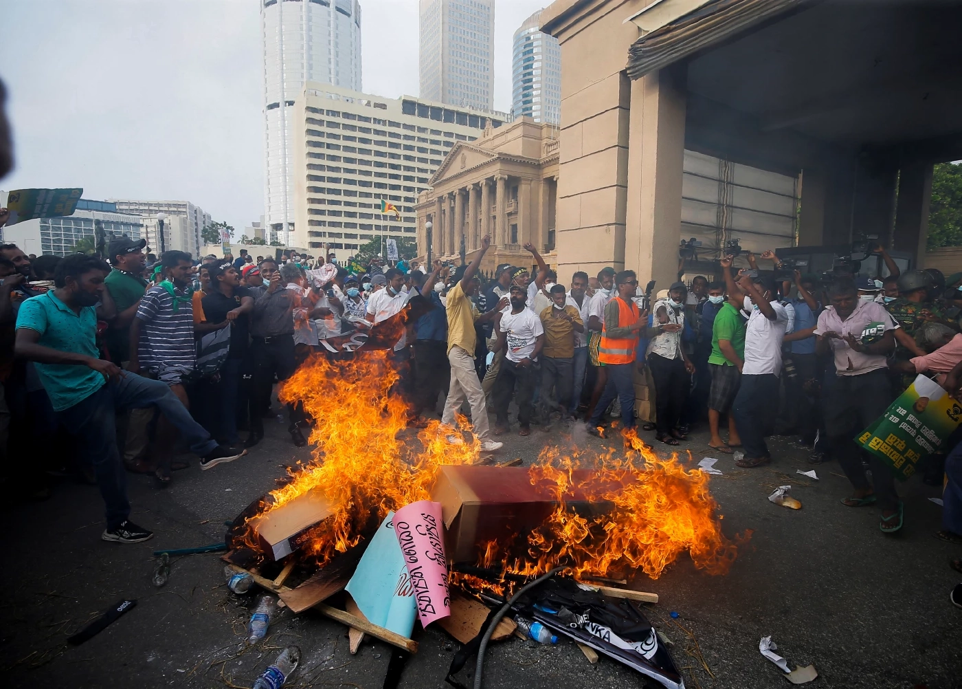 รัฐมนตรีศรีลังกาลาออกทั้งคณะ แต่ยกเว้นนายกรัฐมนตรีและประธานาธิบดี