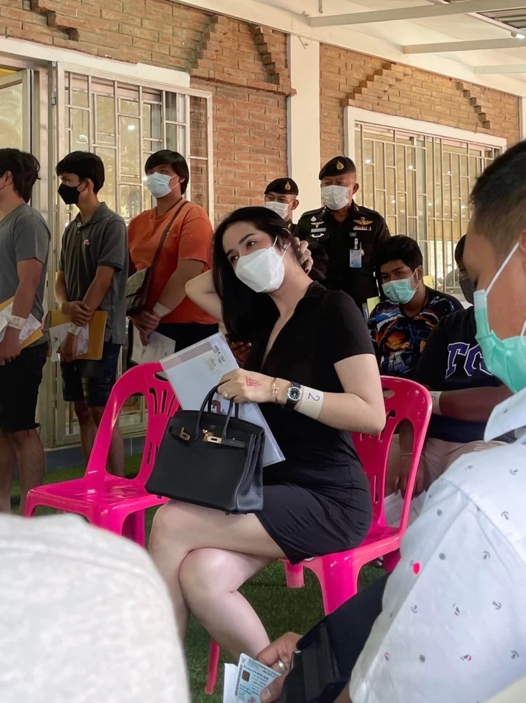 ดราม่า “นารา เครปกะเทย” ใส่เสื้อ “ลุงตู่”  ไปเกณฑ์ทหาร จนท.ไม่พอใจสั่งเปลี่ยน