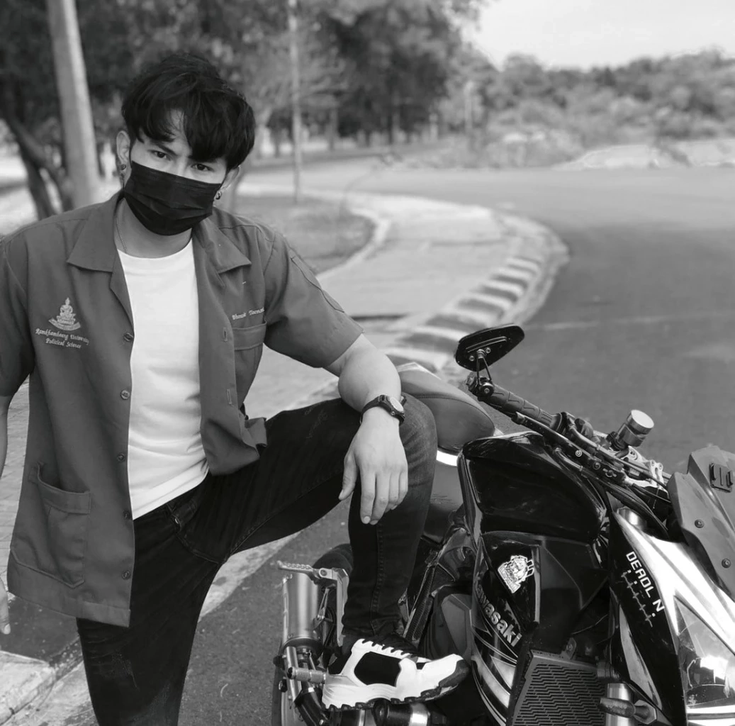 แห่อาลัย "ยูทูบเบอร์สายซิ่ง" ขี่บิ๊กไบค์ชนรถกระบะเสียชีวิตคาที่ 