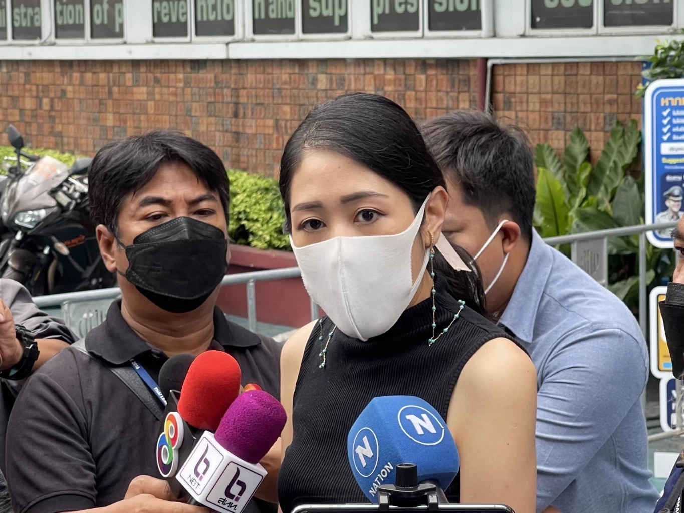 “ช่อ” บุกสน.ปมพาสปอร์ต คาดพรุ่งนี้ทำพาสปอร์ตได้ปกติ