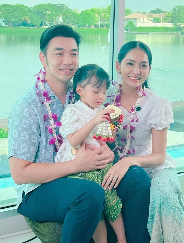 เจมส์ เรืองศักดิ์ ควงคู่ ภรรยา อวยพรวันสงกรานต์ส่งความสุขให้คนไทย