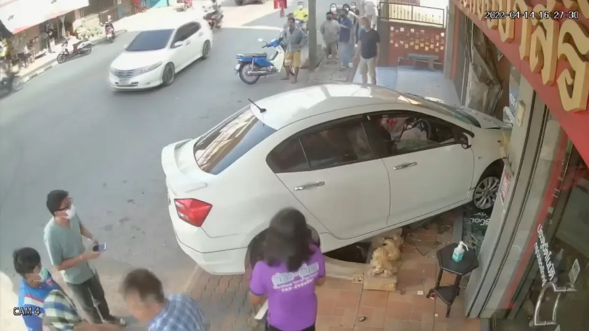 ซีวิคเหยียบเบรกผิดพุ่งชนร้านทองพังยับ