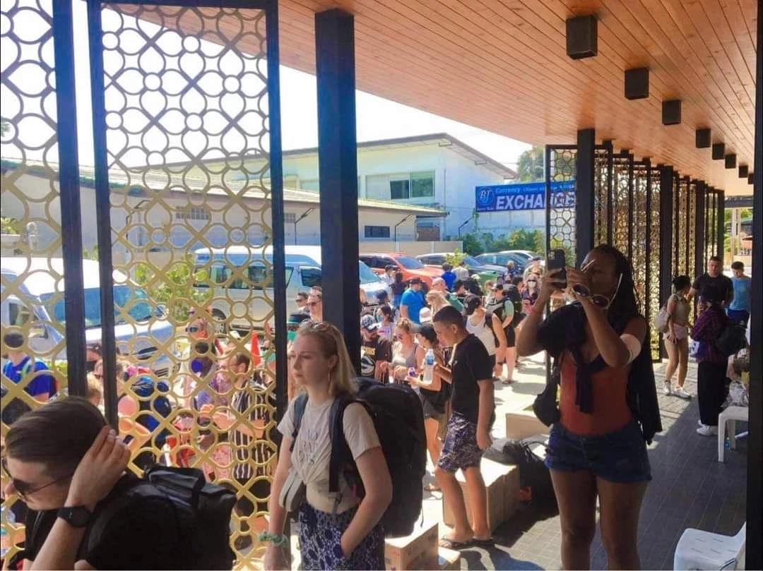 นักเที่ยวเกาะพะงัน งง! บังคับฟูลมูนครึ่งคืน