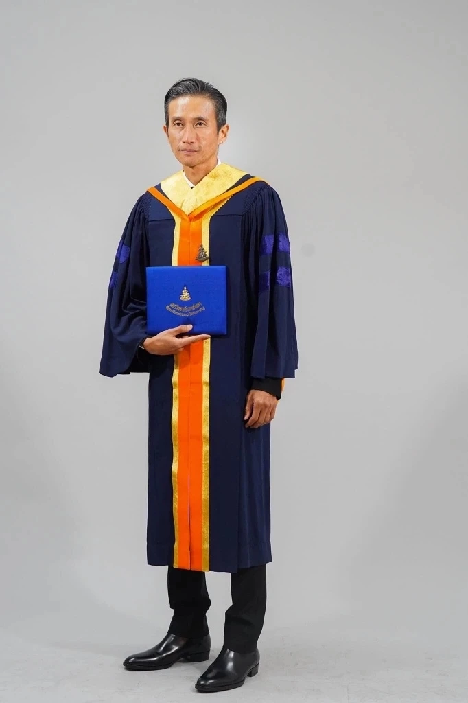 ตูน บอดี้สแลม รับปริญญากิตติมศักดิ์ สาขาวิชาดนตรีสากล ม.รามคำแหง