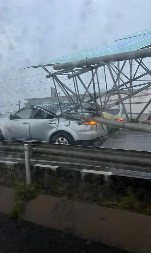 พายุฤดูร้อนถล่มกรุง ฝนตกหนักทำป้ายโอเวอร์เฮดล้มหล่นทับรถยนต์เสียหายยับ