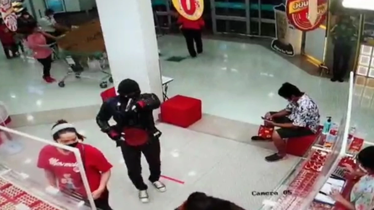 ด่วน ! คนร้ายบุกเดี่ยวชิงทองคำในร้านทองเยาวราชในห้างโลตัส 1 โคราช