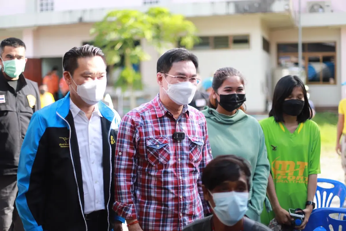 "จุรินทร์"นำคณะแจกถุงยังชีพให้ชาวสุราษฎร์ฯหลังประสบภัยพิบัติธรรมชาติ