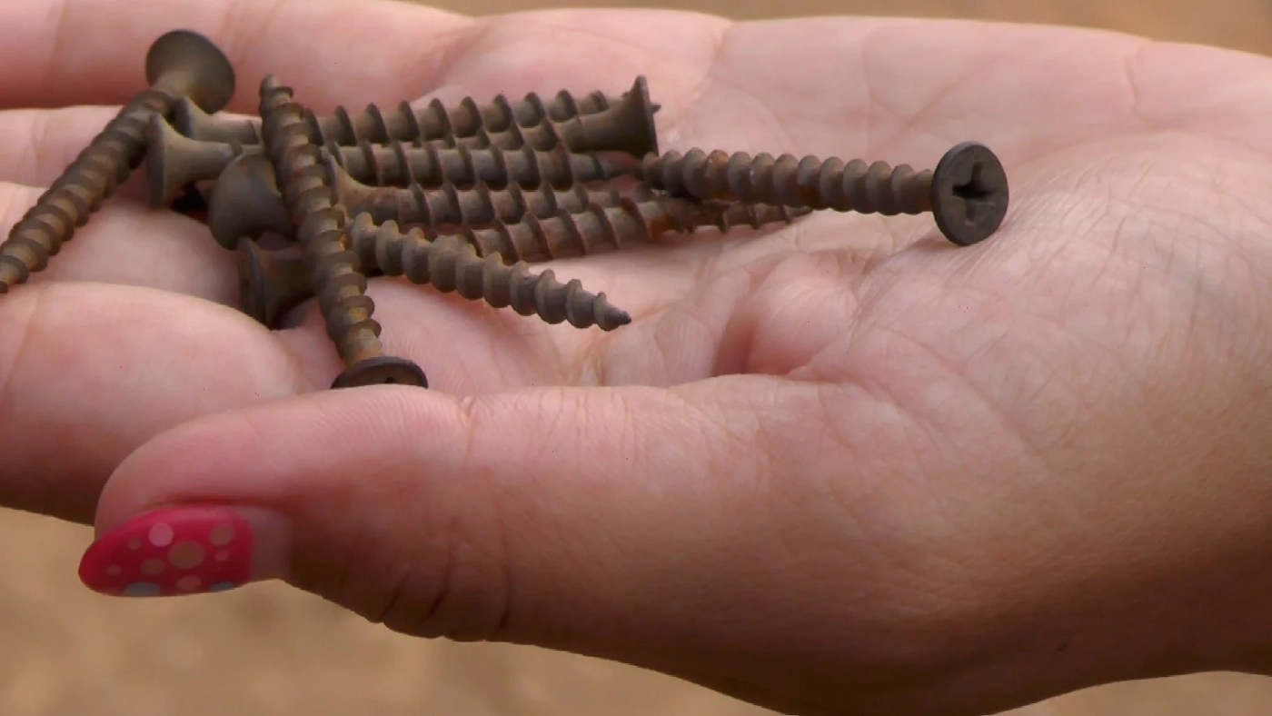 พ่อค้าตลาดนัดวอนหน่วยงานเร่งตรวจสอบหลังตะปูเกลื่อนถนน รถเสียหายนับ 20 คัน