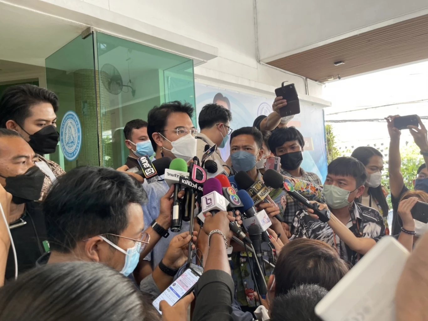 สามนิ้วบุกปชป.ทำกิจกรรมสีดาลุยไฟ แกนนำตัดหางปริญญ์ แนะเหยื่อออกมาให้หมด