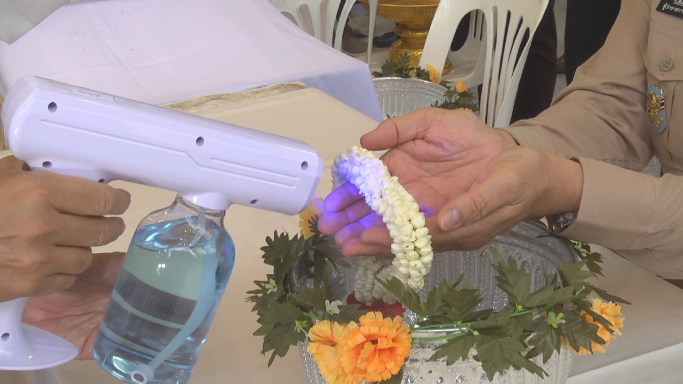 โคราชรดน้ำดำหัวผู้ใหญ่ฉีดแอลกอฮอล์ใส่มือแทนขัน