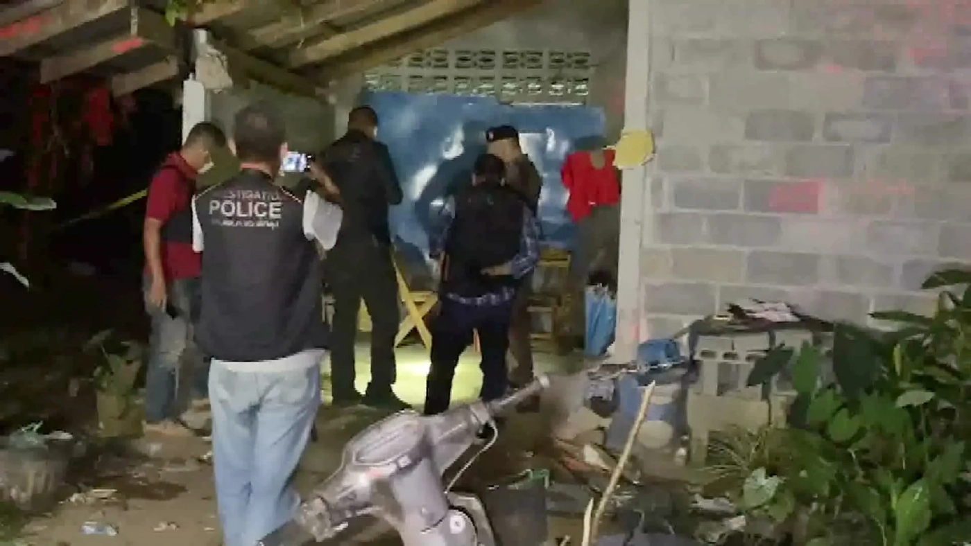 คนร้ายบุกยิงหนุ่มคู่อริวัย 20 ถึงห้องนอน สาววัย 16 โดนลูกหลงดับ